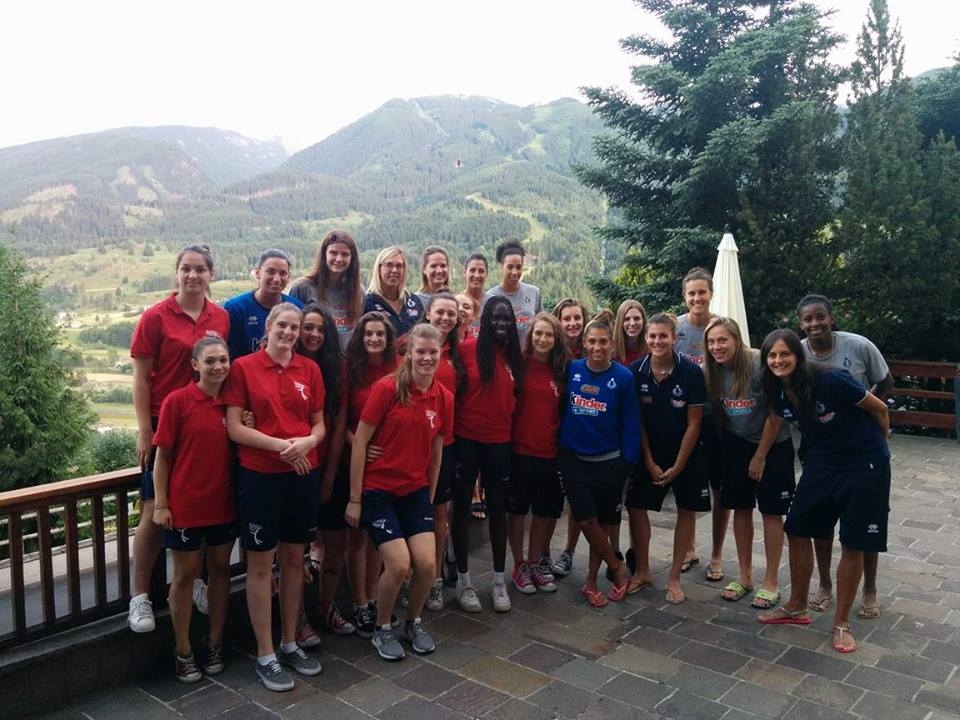 La_Rappresentativa_femminile_con_la_nazionale_in_rosa_a_Cavalese.jpg