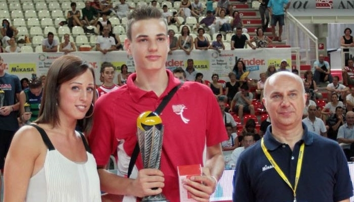 Simone_Giannelli_premiato_MVP_del_Trofeo_delle_Regioni_2012_rid.jpg