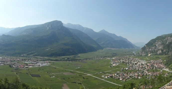 Valle_dellAdige_dal_Castel_Beseno1.jpg